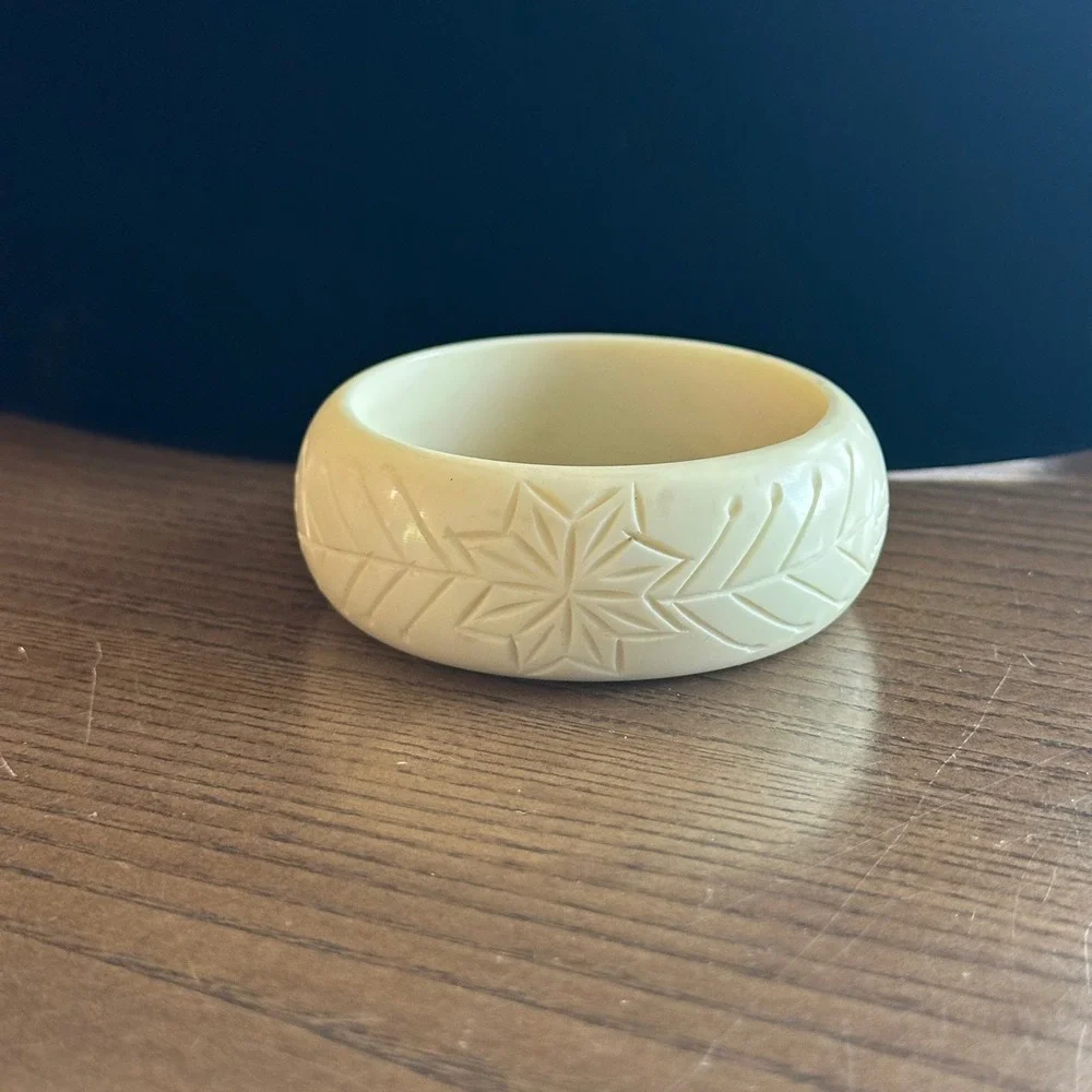 Vintage‎ Carved Cream Bangle Bracelet Floral Starburst Chunky Ivory Tone 2.5in